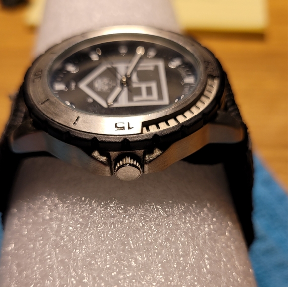 NHL L.A. Kings Game Time Veterans Series Watch. - Picture 3 of 6